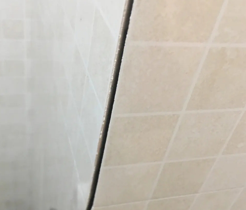 陆川瓷砖空鼓维修公司分享阳台瓷砖脱落的修复过程可以分为以下几个步骤