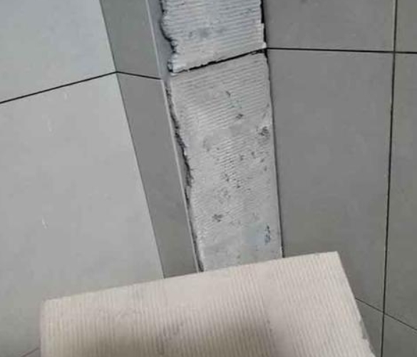 陆川瓷砖空鼓维修公司分享下厨房瓷砖脱落的补救措施。